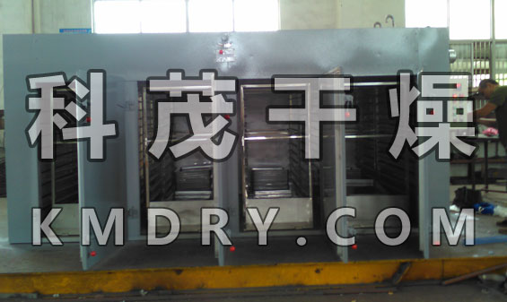 CT-C型系列熱風(fēng)循環(huán)烘箱配用低噪音耐高溫軸流風(fēng)機(jī)和自動(dòng)控溫系統(tǒng)，整個(gè)循環(huán)系統(tǒng)全封閉，使烘箱的熱效率從傳統(tǒng)的烘房3-