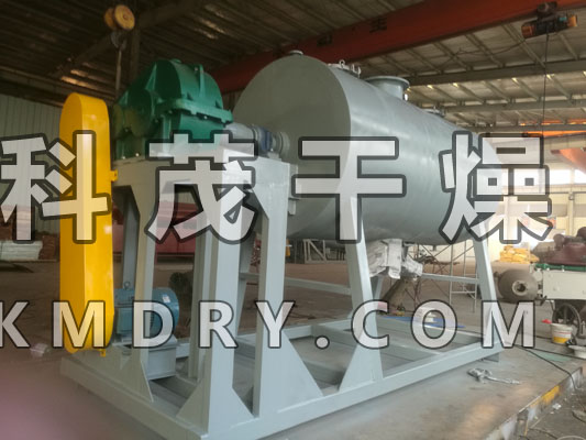 真空耙式真空干燥機(jī)也稱(chēng)為耙式真空干燥機(jī)，是傳導(dǎo)型動(dòng)態(tài)真空類(lèi)干燥設(shè)備，有軸熱式真空耙式干燥機(jī)、真空敲擊棒耙式干燥