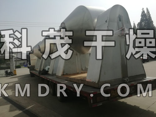常州科茂干燥設(shè)備有限公司雙錐回轉(zhuǎn)真空干燥機(jī)集混合干燥為一體，簡(jiǎn)化了工作程序，內(nèi)部結(jié)構(gòu)簡(jiǎn)單，操作省時(shí)省力，油加熱
